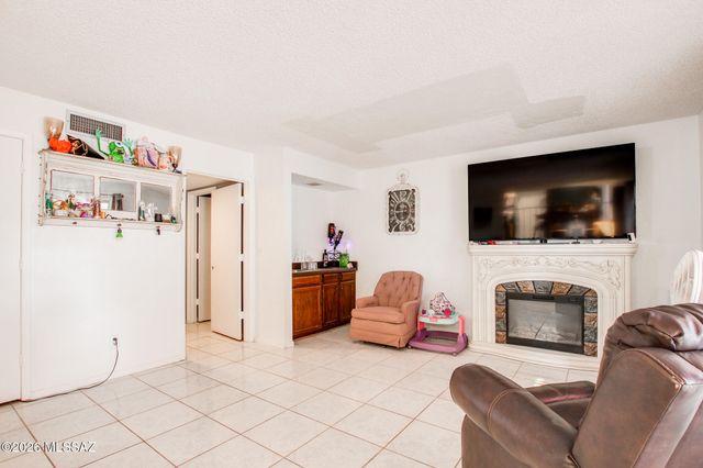 7520 S Camino Bello, Tucson, AZ 85746