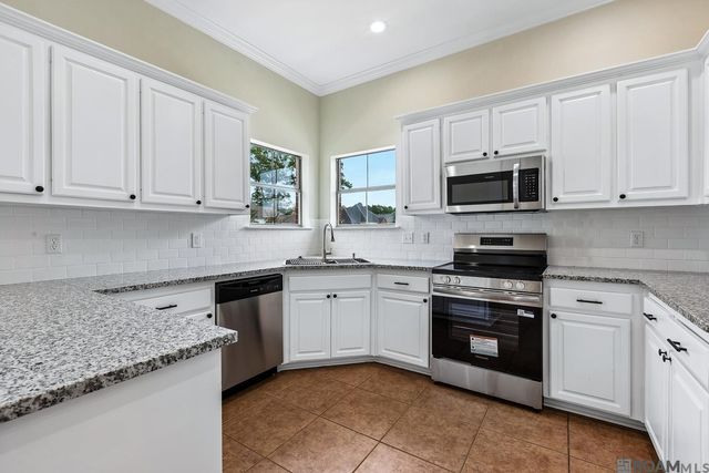 9066 Willow Point Dr, Denham Springs, LA 70726