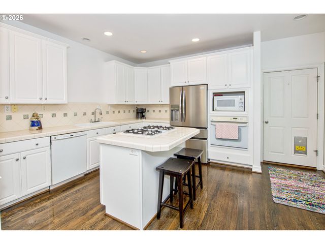 2533 Nw STIMPSON Ln, Portland, OR 97229