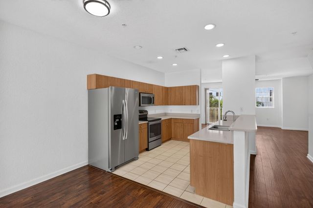 2725 NE 8TH Avenue 112, Wilton Manors, FL 33334