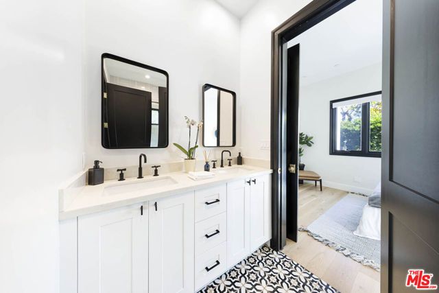 123 S Kilkea Drive, Los Angeles, CA 90048
