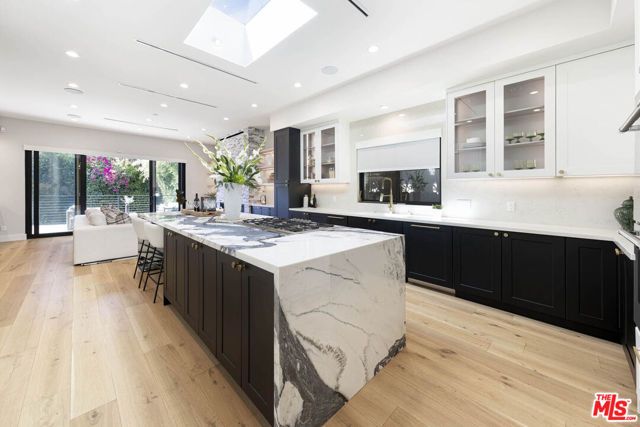 123 S Kilkea Drive, Los Angeles, CA 90048