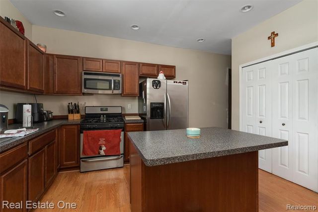 27811 Gilbert Drive, Warren, MI 48093