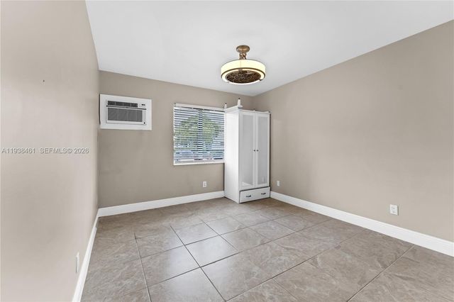 157 Curtiss Pkwy, Miami Springs, FL 33166