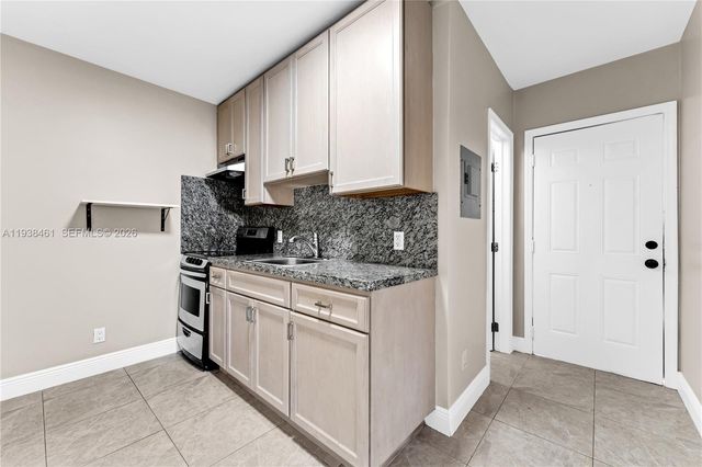 157 Curtiss Pkwy, Miami Springs, FL 33166