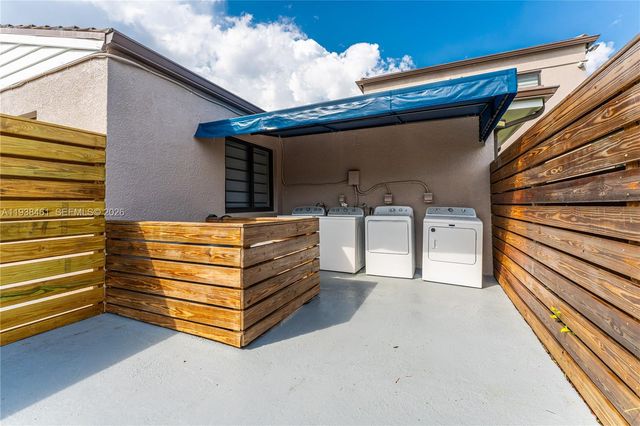 157 Curtiss Pkwy, Miami Springs, FL 33166