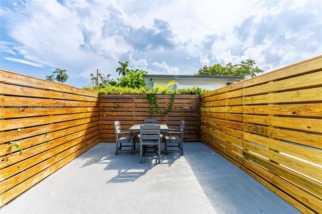 157 Curtiss Pkwy, Miami Springs, FL 33166