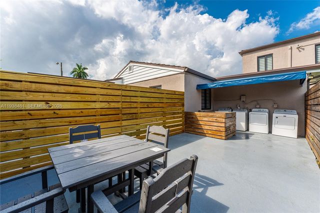 157 Curtiss Pkwy, Miami Springs, FL 33166