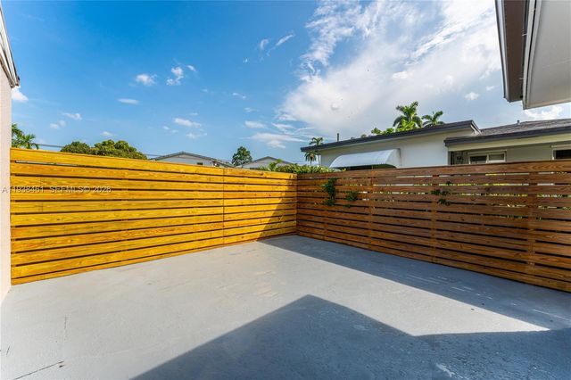 157 Curtiss Pkwy, Miami Springs, FL 33166