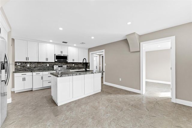 157 Curtiss Pkwy, Miami Springs, FL 33166