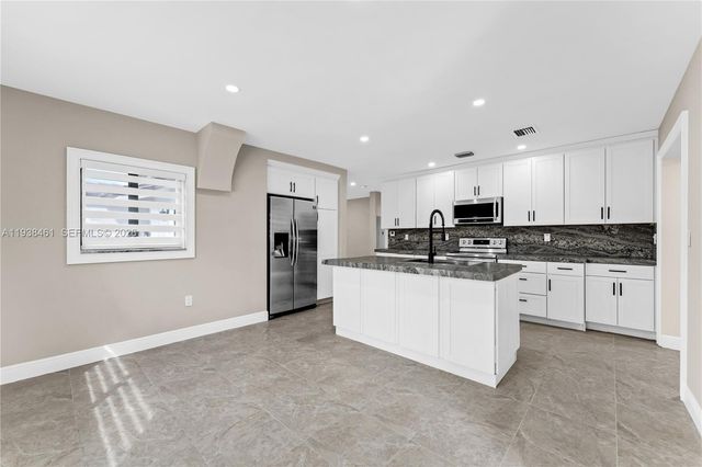 157 Curtiss Pkwy, Miami Springs, FL 33166