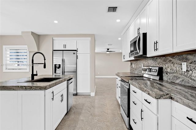 157 Curtiss Pkwy, Miami Springs, FL 33166