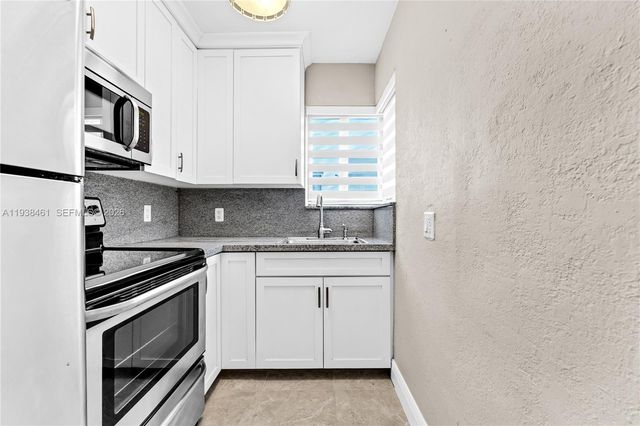 157 Curtiss Pkwy, Miami Springs, FL 33166