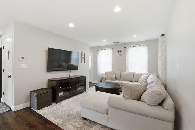 5 Fairview Rd, Peabody, MA 01960
