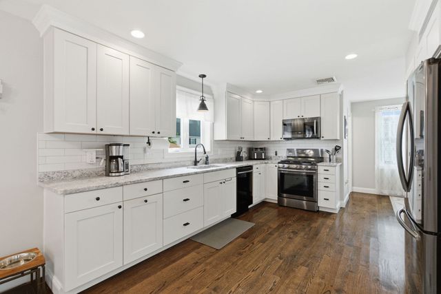 5 Fairview Rd, Peabody, MA 01960