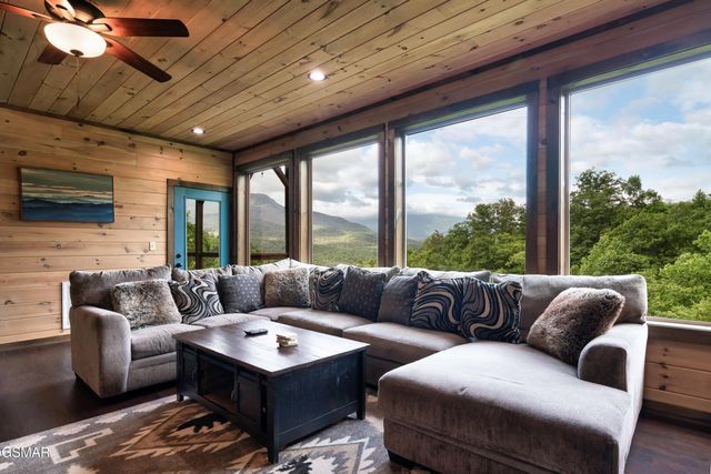 842 Vixen Run, Gatlinburg, TN 37738