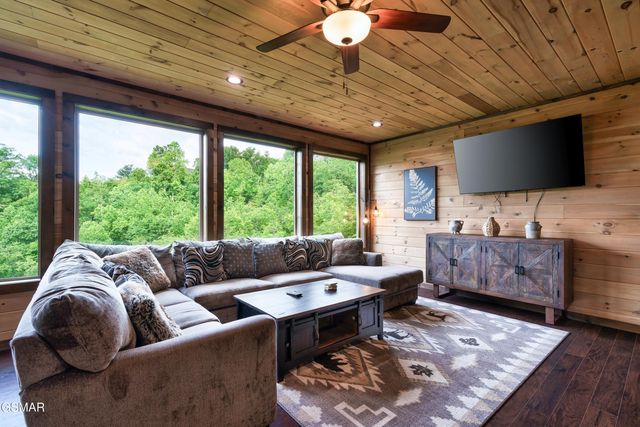 842 Vixen Run, Gatlinburg, TN 37738