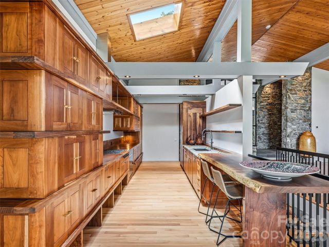 3 Holly Hill Road, Biltmore Forest, NC 28803