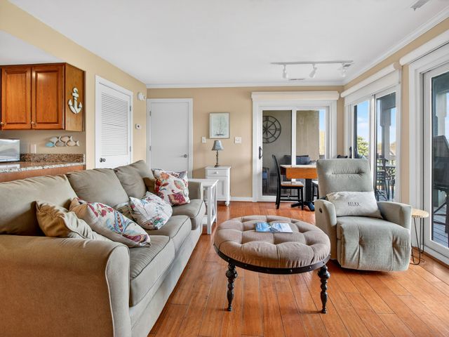 110 Sailors Cove Dr Unit 1314, Moneta, VA 24121