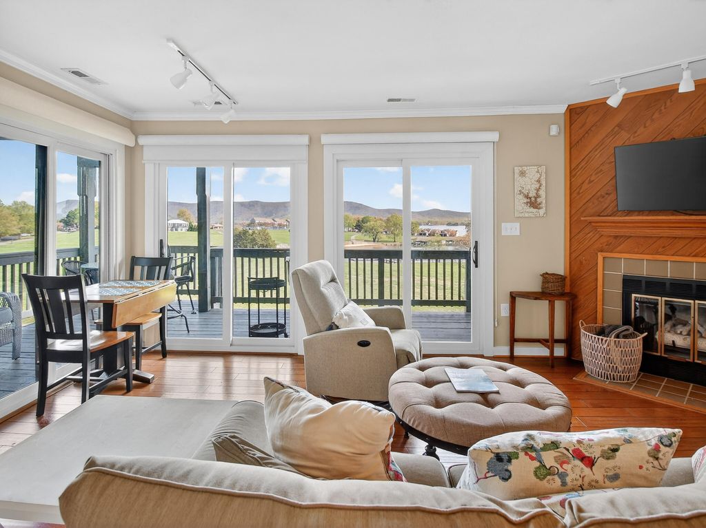 110 Sailors Cove Dr Unit 1314, Moneta, VA 24121