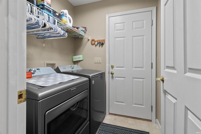 1045 Walnut Creek Lane, Gas City, IN 46933