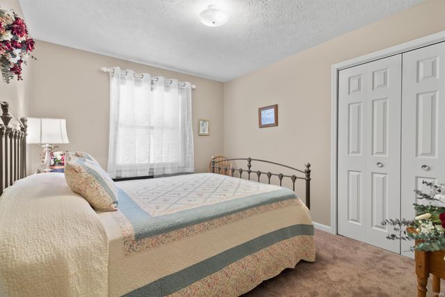 1045 Walnut Creek Lane, Gas City, IN 46933