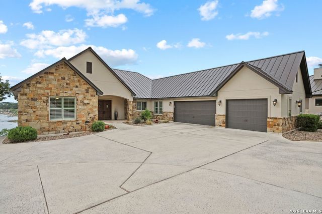 550 OAK SHORES DR, Canyon Lake, TX 78133