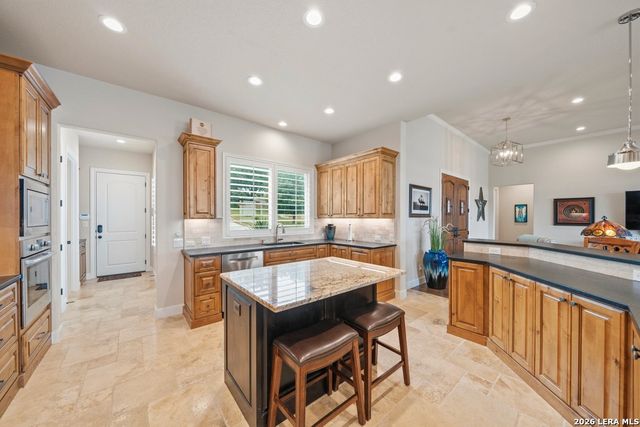 550 OAK SHORES DR, Canyon Lake, TX 78133