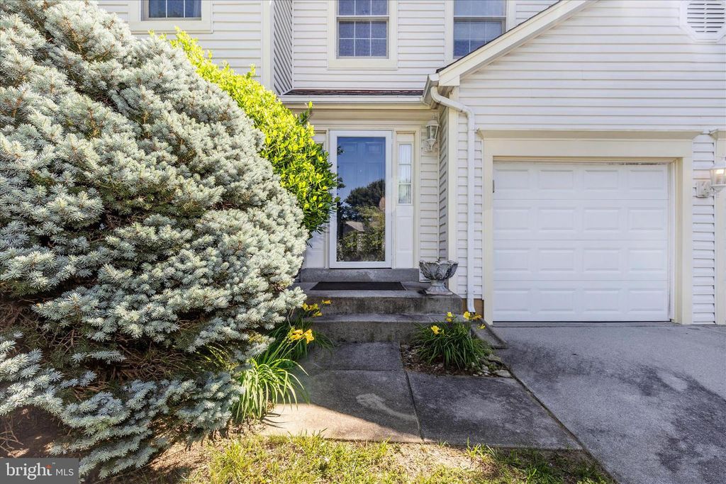 Image 4 of property listing at 12007 LEATHERBARK WAY, Germantown, MD 20874