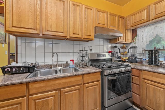 1856 N Park Pl, Wichita, KS 67203