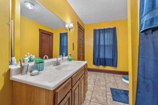 1856 N Park Pl, Wichita, KS 67203