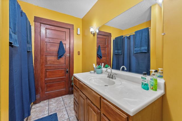 1856 N Park Pl, Wichita, KS 67203