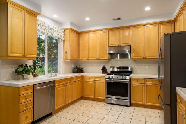 9788 Waterfowl Dr, Elk Grove, CA 95757