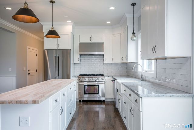 4 Vona Way, Newtown, CT 06470