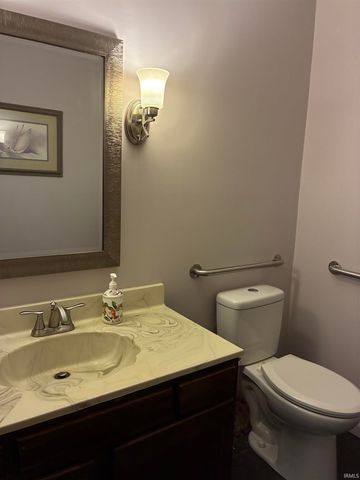 1432 Lincoln Way E, South Bend, IN 46613