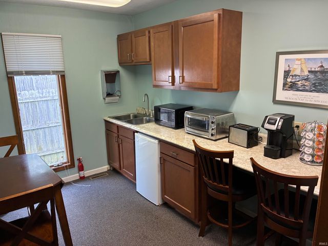 1432 Lincoln Way E, South Bend, IN 46613