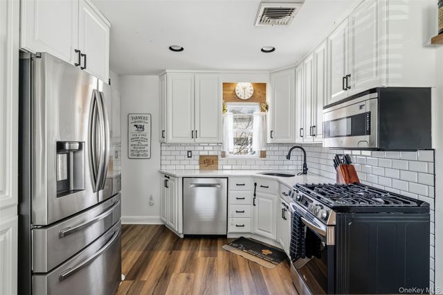 2450 Yorktown ST, Oceanside, NY 11572