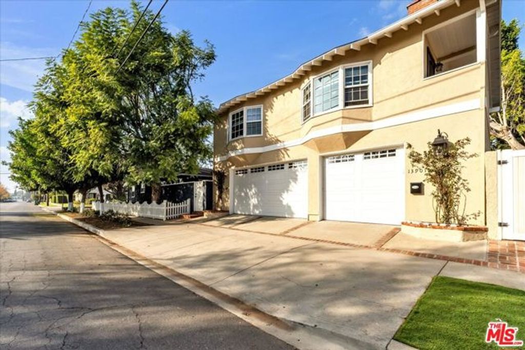 13901 Albers Street, Sherman Oaks, CA 91401