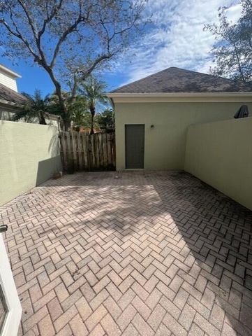 211 E Thatch Palm Circle, Jupiter, FL 33458