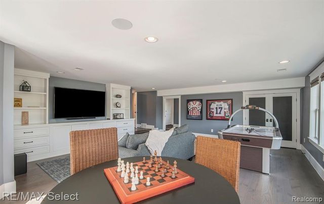 2210 Island Shore Drive, Fenton, MI 48430