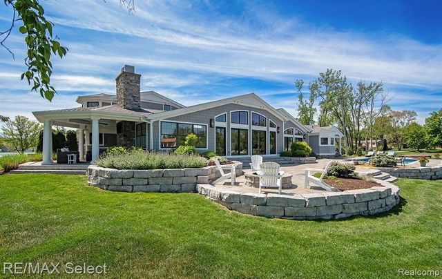 2210 Island Shore Drive, Fenton, MI 48430