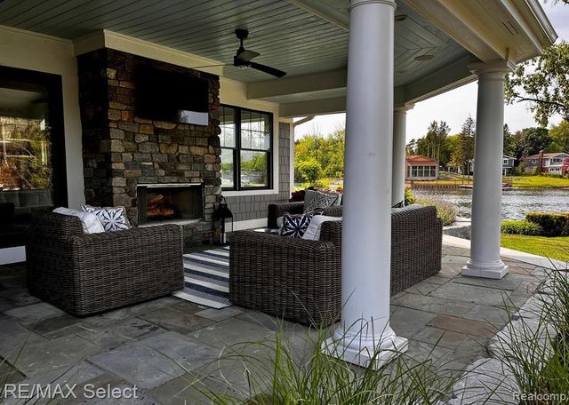 2210 Island Shore Drive, Fenton, MI 48430