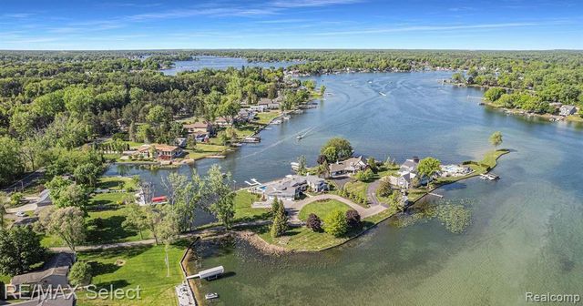 2210 Island Shore Drive, Fenton, MI 48430