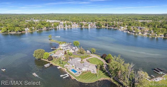 2210 Island Shore Drive, Fenton, MI 48430