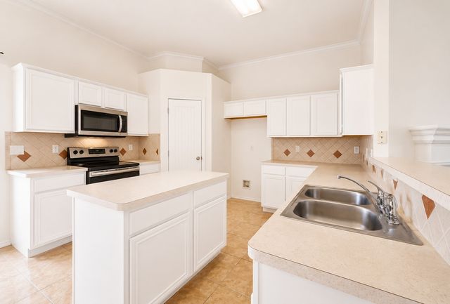 1040 Castille Drive, Grand Prairie, TX 75051