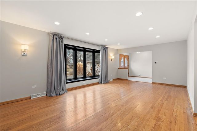 7440 W Manitoba Drive, Palos Heights, IL 60463