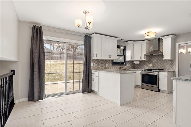 7440 W Manitoba Drive, Palos Heights, IL 60463