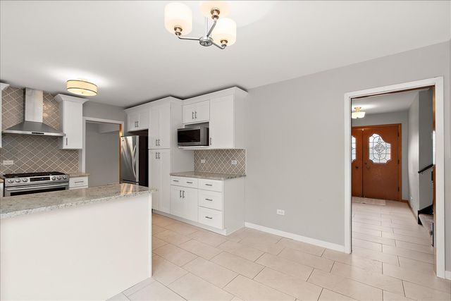 7440 W Manitoba Drive, Palos Heights, IL 60463