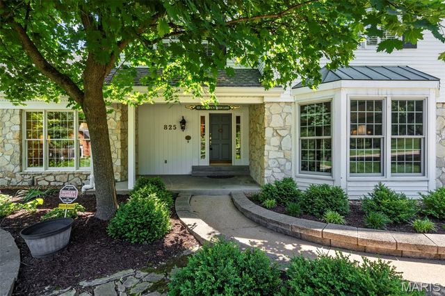 825 Greenwich Green Lane, Town And Country, MO 63017