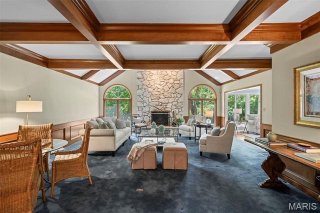 825 Greenwich Green Lane, Town And Country, MO 63017
